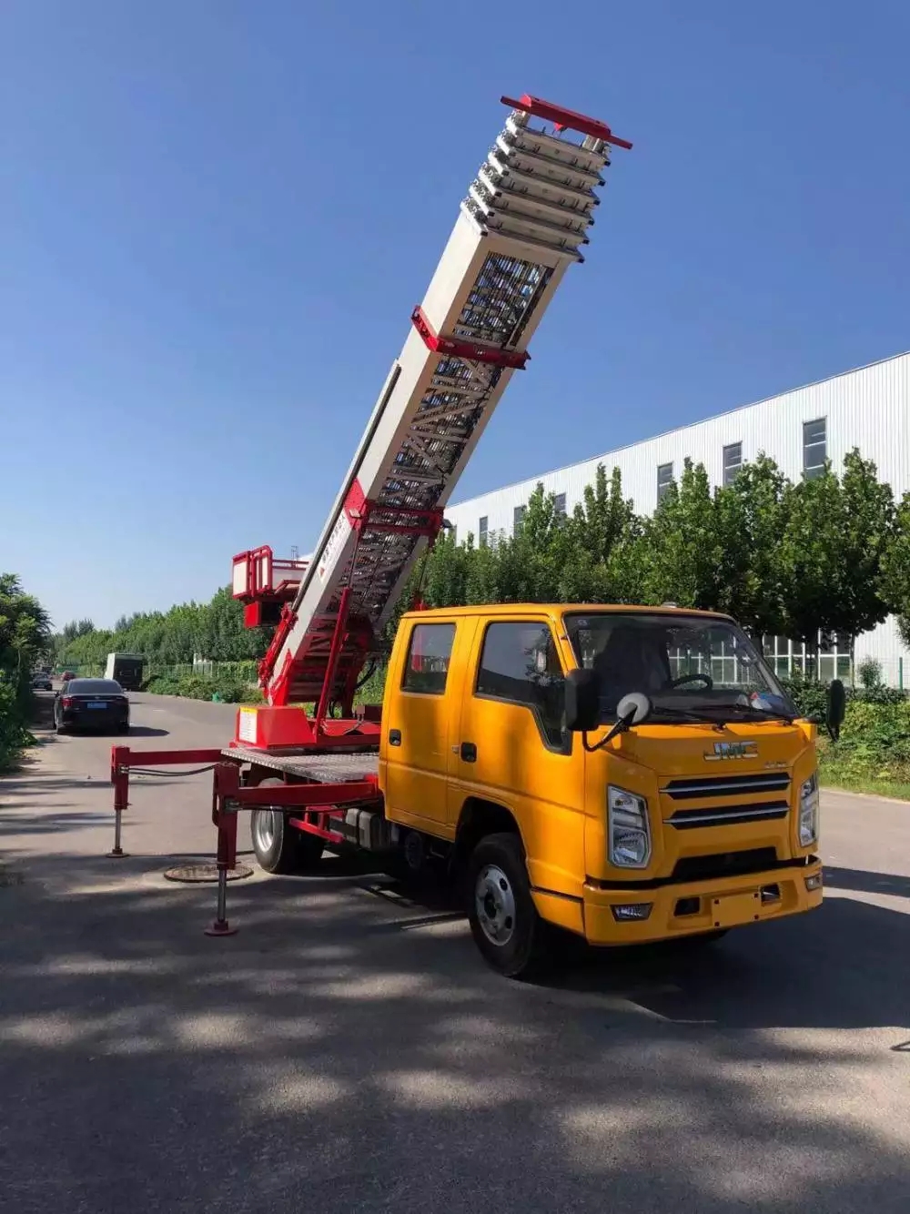 米易附近的云梯车出租服务：轻松解决高空作业需求