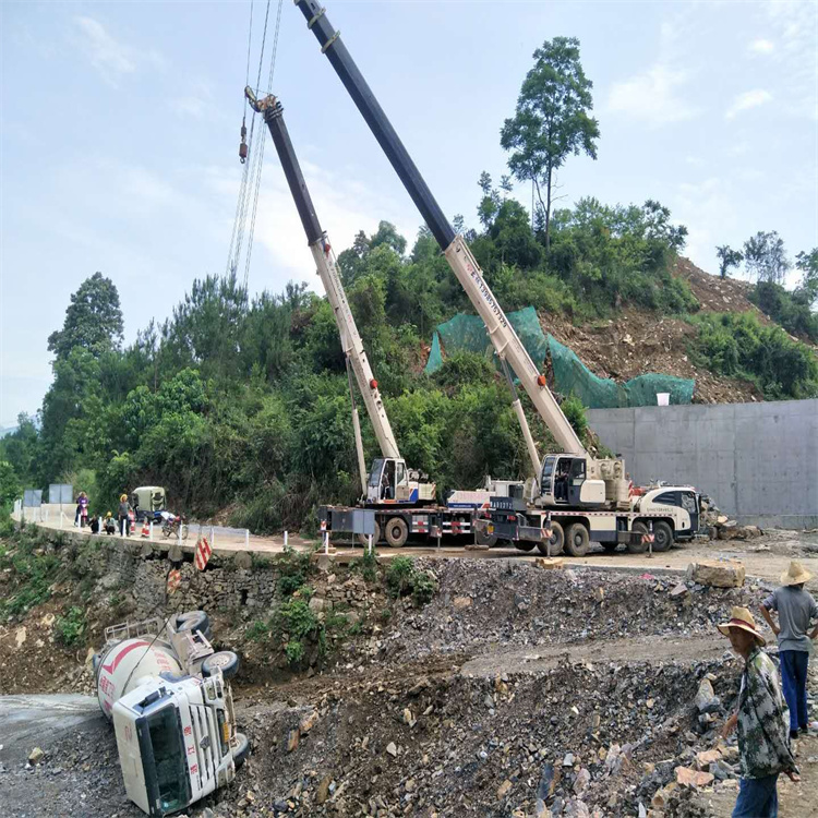 米易汽车掉沟里叫吊车救援要多少钱