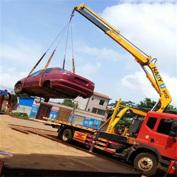 米易吊车吊汽车的正确方法